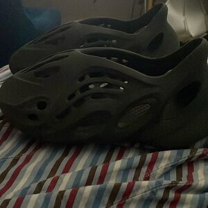 Yeezy foam runners black